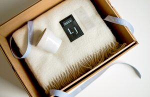 Dárkový set hrnku a plédu momenti x Lejaan